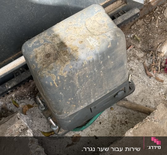 מנוע חשמלי לשער עם כבלים ירוקים